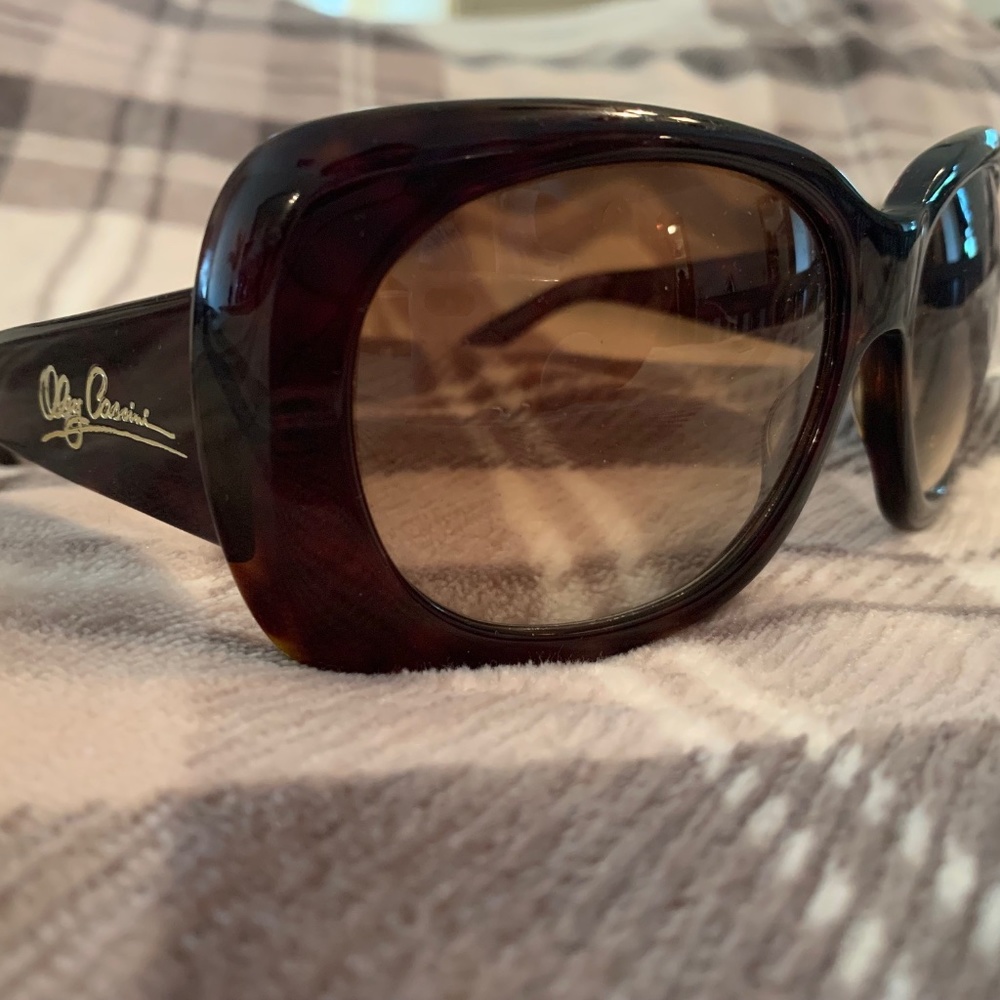 Oleg Cassini 57016 Sunglasses - Picture 2 of 5